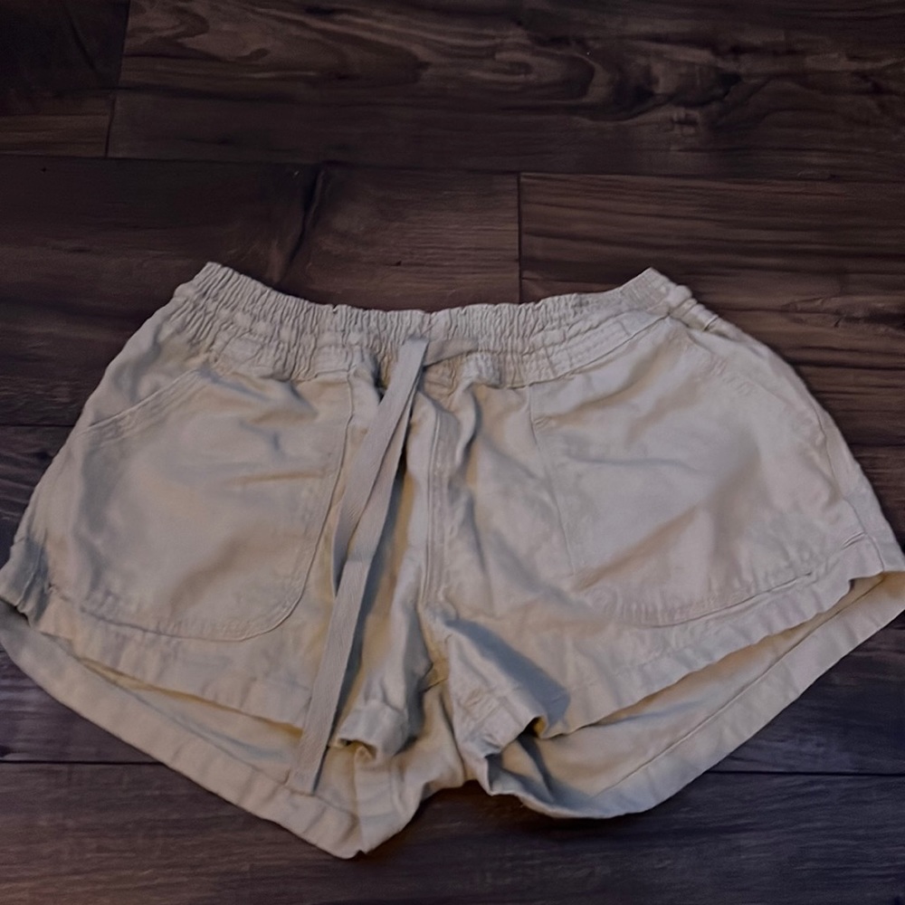 Light green shorts from altard state. Size M